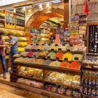 O explozie de culori într-un magazin tipic de mirodenii din Marele Bazar din Istanbul