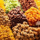 Marele Bazar din Istanbul, un stand cu diverse tipuri de fructe uscate, una dintre specialitățile tradiționale ale Istanbulului.