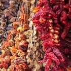 Marele Bazar din Istanbul, diferite tipuri de ardei iute uscați