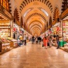 Bazarul de condimente din cartierul Eminönü din Istanbul.