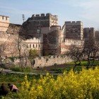 Muurile Constantinopolului, sau murenile bizantine, sunt unele dintre cele mai impunătoare structuri defensive construite vreodată. Se întind pe aproximativ 22 km și includ trei linii de fortificații, cu turnuri, porți monumentale și șanțuri.