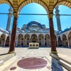 Detalii ale coloanelor și porticurilor din marmură, tipice arhitecturii otomane din secolul al XVI-lea a Moscheei Süleymaniye din Istanbul