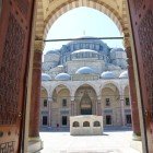 Portalul de intrare al Moscheii Suleymaniye din Istanbul este o lucrare măreață, decorată cu detalii din marmură și caligrafie arabă. Eleganța și impunerea sa reflectă perfect stilul otoman.