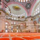 Pardoseala Moscheii Suleymaniye din Istanbul este acoperită cu covoare fine, contribuind la atmosfera serenă și sacră a locului.