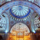 Cupola Moscheii Albastre domină interiorul prin măreția și armonia sa, decorată cu motive florale și caligrafii coranice, fiind simbolul arhitecturii otomane clasice.