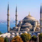 În inima istorică a Istanbulului, Moscheea Sultan Ahmet, cunoscută ca Moscheea Albastră, încântă prin eleganța sa otomană.
