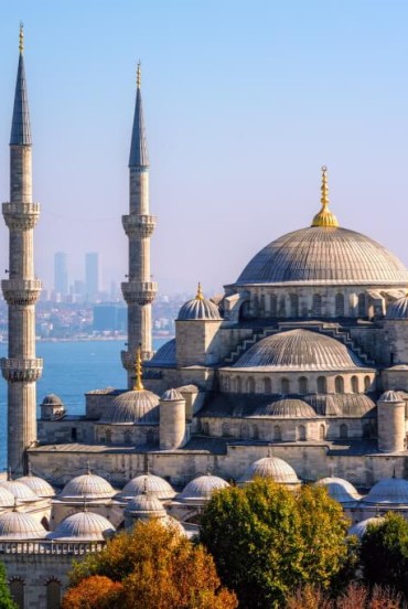 Moscheea Albastră, cunoscută și sub numele de Moscheea Sultan Ahmet, este unul dintre locurile din Istanbul care îi lasă pe călători complet uimiți datorită frumuseții, istoriei și interioarelor acoperite cu peste 21.000 de plăci de faianță în diferite nuanțe de albastru.