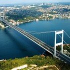 Podul Eurasia, sau Podul Osman Gazi, leagă Europa de Asia peste Marea Marmara, oferind o conexiune strategică și priveliști spectaculoase între cele două maluri.