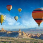 Cappadocia, cu peisajele sale de basm cu coșuri de zână și orașe antice săpate în stâncă, este o destinație de neratat în Turcia care unește natura, istoria și o cultură unică.
