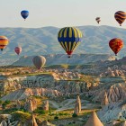 Cappadocia, cu peisajele sale de basm cu coșuri de zână și orașe antice săpate în stâncă, este o destinație de neratat în Turcia care unește natura, istoria și o cultură unică.