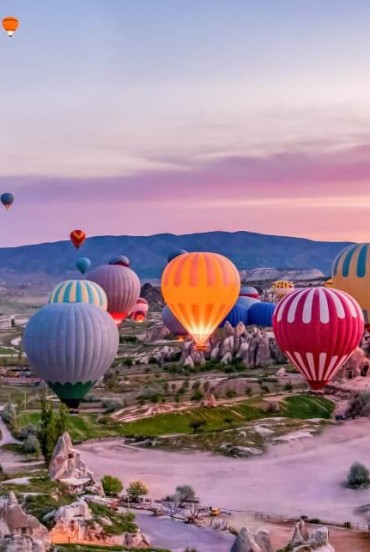 Balonuri cu aer cald în Parcul Național Göreme, Cappadocia, Turcia
