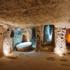 Ozkonak a fost construită de comunitățile creștine pentru a se proteja de atacurile arabe, cu tuneluri, camere săpate în tuf și sisteme de apărare unice.