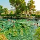 Baie în piscinele termale naturale din Hierapolis, Turcia
