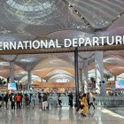 Zona de plecări a aeroportului Milas-Bodrum este spațioasă și funcțională, cu check-in rapid, magazine duty-free, restaurante și servicii confortabile pentru pasageri.
