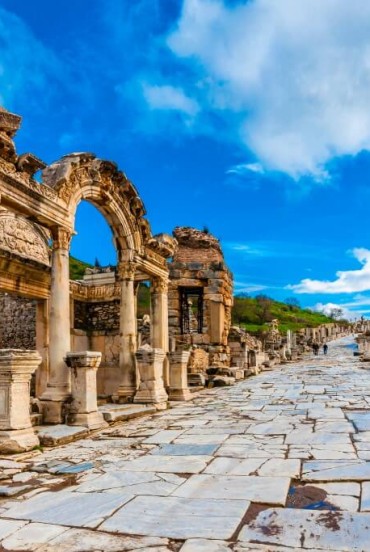 Orașul antic Efes, unul dintre cele mai importante situri arheologice din Turcia, povestește istoria epocii romane prin templele, teatrele și bibliotecile sale bine conservate, cufundate într-o atmosferă atemporală.