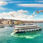 Un tur cu barca pe Bosfor din Istanbul oferă vederi spectaculoase ale orașului, incluzând podul care leagă două continente, vile istorice și moschei de-a lungul coastei, o experiență cu adevărat unică și de neuitat.