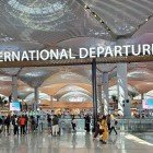 Zona de plecări a aeroportului Milas-Bodrum este spațioasă și funcțională, cu check-in rapid, magazine duty-free, restaurante și servicii confortabile pentru pasageri.