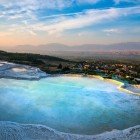 Bazinele termale naturale de la Pamukkale la răsărit