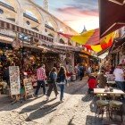 Cartierul Eminönü din Istanbul este o zonă vibrantă și istorică, cunoscută pentru piețele, moscheile și restaurantele de pește. Oferă o priveliște impresionantă asupra Bosforului și o atmosferă tradițională turcească.