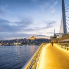 Plimbare de seară pe Podul de Aur în Cornul de Aur din Istanbul