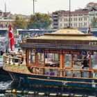 Pe Podul Galata din Istanbul, restaurantele de balık ekmek oferă sandvișul tradițional cu pește proaspăt, în mijlocul panoramelor și al atmosferei vibrante.