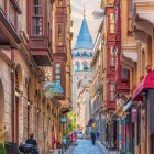 Strada cea mai faimoasă a Turnului Galata este Buyuk Hendek Cd Street în Cornul de Aur din Istanbul
