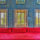 Plăci Iznik albastre și albe în Palatul Topkapi din Istanbul, cu motive florale și arabescuri care evidențiază eleganța artei otomane.