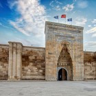 Caravanseraiul Sultanhani este un exemplu remarcabil al rețelei de infrastructuri care susținea comerțul de-a lungul Drumului Mătăsii, asigurând siguranță și ospitalitate călătorilor