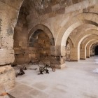 Caravansaraiul Sultanhanı, cel mai mare din Turcia, datează din anul 1229 și găzduia comercianți de-a lungul Drumului Mătăsii, având săli din piatră, curți și decorațiuni selgiucide.