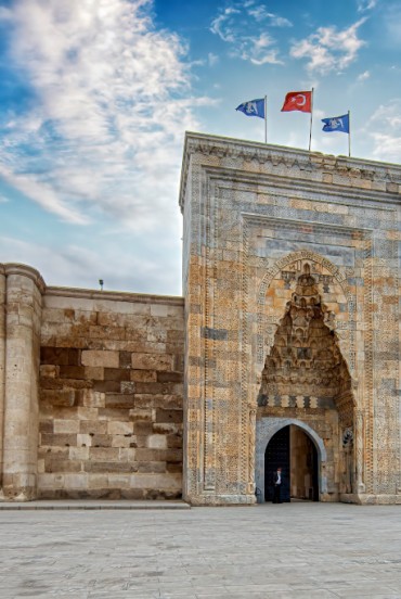 Caravanseraiul Sultanhani, construit în secolul al XIII-lea, este o capodoperă a arhitecturii selgiucide situată de-a lungul vechiului Drum al Mătăsii în Turcia.