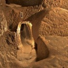 Ozkonak, un oraș subteran din Cappadocia, este un labirint de tuneluri și camere săpate în tuf, conceput ca un refugiu sigur cu sisteme antice de apărare și ingeniozitate milenară.