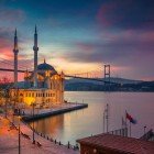Moscheea Ortaköy, situată de-a lungul țărmului Bosforului, este o capodoperă arhitecturală care îmbină eleganța barocă cu influențele otomane.
