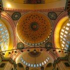 Voltele interioare ale Moscheii Suleymaniye sunt susținute de 336 de coloane, creând un efect vizual surprinzător. Marea cupolă centrală, înconjurată de cupole mai mici și arcade, este un exemplu al marii abilități a arhitectului.