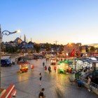 Piața Pieței de Pește Emin Ali din Istanbul este un piațet viu, renumit pentru prospețimea peștelui și varietatea de fructe de mare, cu tarabe colorate și o atmosferă vibrantă.