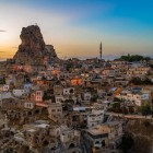 Castelul de stâncă naturală și orașul Ortahisar din Cappadocia, Turcia