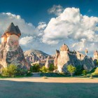 Formațiunile în formă de ciuperci din Aenaria în canionul satului Cavusin din Cappadocia