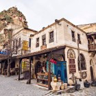 Magazin de antichități în orașul Ortahisar din Cappadocia, Turcia