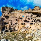 Vedere a localității Cavusin din Nevsehir, în regiunea Cappadocia din Turcia