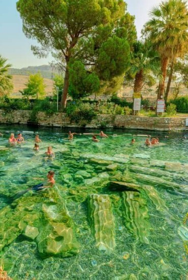 Băile termale ale Cleopatrei la Hierapolis în provincia Denizli, Turcia