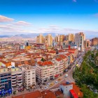 Bursa, prima capitală otomană, fascinează cu moschei istorice, piețe animate și peisaje naturale, între munți și izvoare termale renumite în Turcia.
