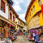 Centrul orașului Bursa, cu străzi pietonale, cafenele tradiționale, bazaruri pline de viață și arhitectură otomană: un amestec autentic de istorie și modernitate în acest oraș istoric din Anatolia.