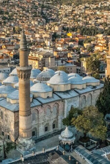 Marea Moschee din Bursa, construită în secolul al XIV-lea, este o capodoperă a arhitecturii otomane, celebră pentru cele 20 de cupole impresionante și atmosfera spirituală unică.