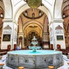 Fântâna pentru abluciuni (şadırvan) din Marea Moschee din Bursa, cu sunetul său blând al apei, creează o atmosferă de pace și simbolizează puritatea comunității.