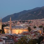 Marea Moschee din Bursa, simbol spiritual și cultural al orașului, se ridică impunătoare în inima orașului, luminată de un apus magnific la poalele Munților Uludağ.
