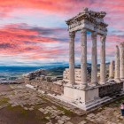Templul lui Traian, situat pe Acropola Pergamului, se caracterizează prin coloane din marmură albă și oferă o vedere spectaculoasă asupra văii de dedesubt