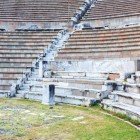 Famous pentru locația sa panoramică și acustica excelentă, vechiul teatru, situat lângă Asclepion, putea găzdui până la 24.000 de spectatori