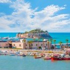 Insula Porumbeilor este una dintre cele mai fermecătoare atracții din Kusadasi, Turcia. Această insulă splendidă, conectată la continent printr-un dig, oferă o plimbare panoramică printre ziduri antice, bastioane istorice și grădini îngrijite