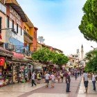 Cumpărături de-a lungul străzii principale din Kusadasi, Turcia