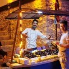 În Kusadasi, Turcia, street food-ul este una dintre experiențele culinare de neratat. Printre cele mai apreciate specialități se numără midii umplute, vândute de vânzători ambulanți pe străzi și în piețele locale