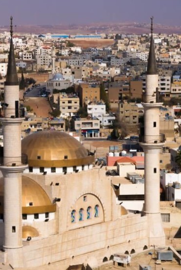 Madaba, oraș iordanian cunoscut pentru moscheele și mozaicurile sale antice, un amestec unic de istorie, cultură și viață urbană vibrantă.